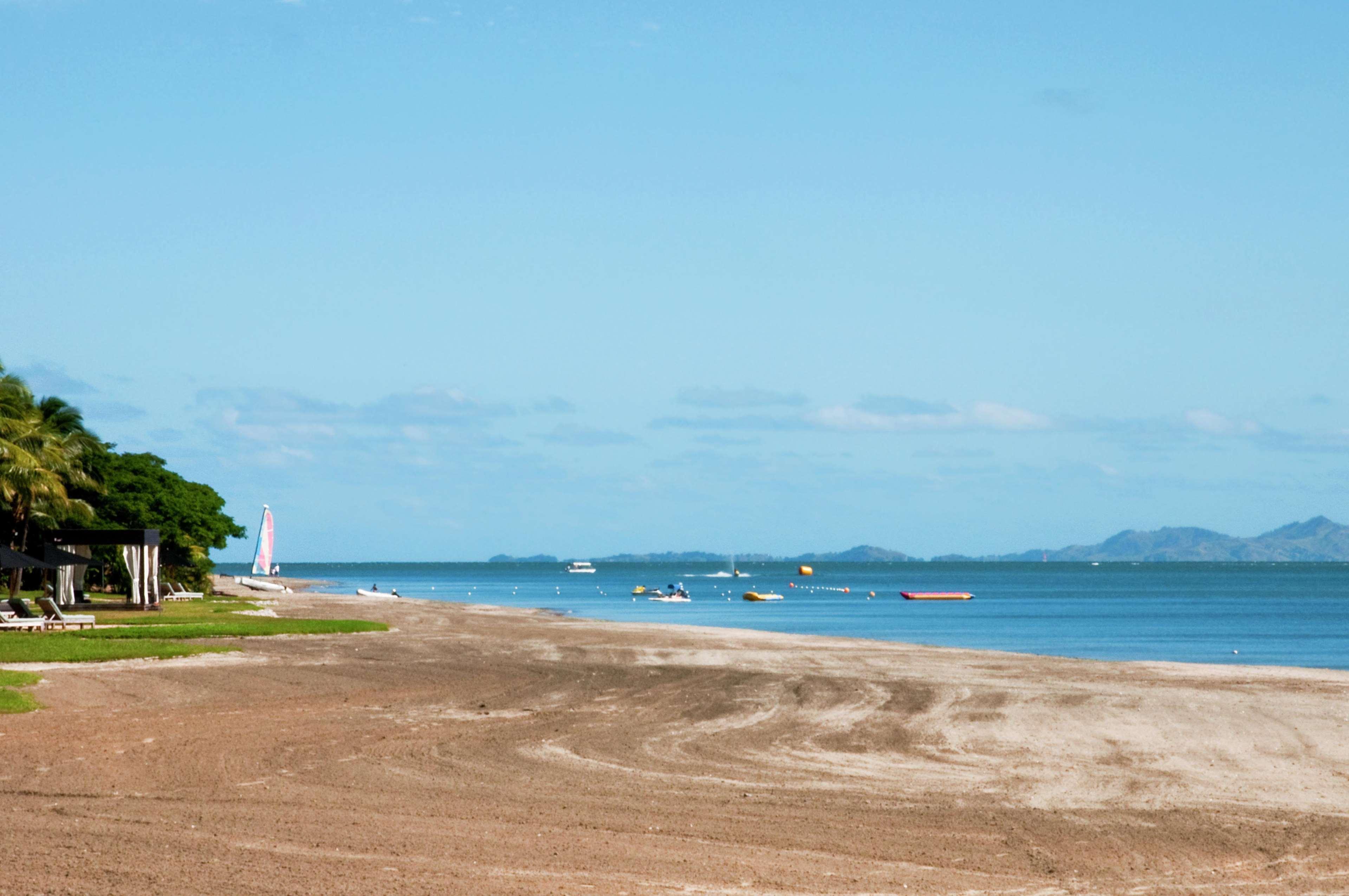 Hilton Fiji Beach Resort And Spa Denarau Island Kemudahan gambar View of the bay from the beach